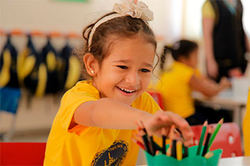 Alunos da LBV brincando aluna brincando